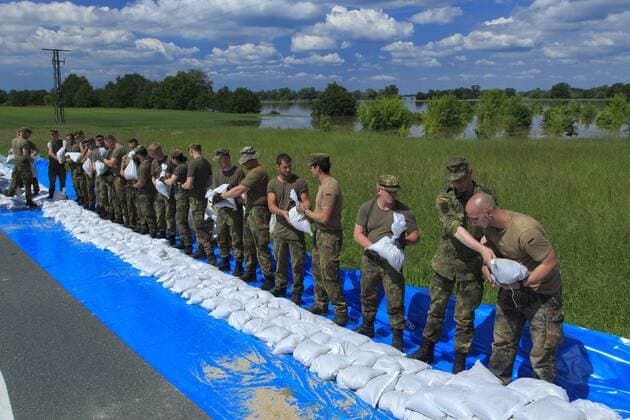 IMAGO Nature: Unsere Erde, Klimawandel, Überschwemmungen Hochwasserschutz bei Belgern DEU Sachsen Belgern Copyright Â Belgern und Torgau bereiten sich auf Elbehochwasser vor. Bundeswehrsoldaten verlegen in einer Senke der Bundesstrasse 182 eine Barrikade aus Sandsäcken. Dabei ist ungewiss, ob sich die Scheitel treffen und ob sich die Mengen addieren. Die Wassermengen lassen sich so schwer berechnen. Der Wasserstand der Elbe erreichte bei Mühlberg 9,67 Meter. Das ist dreimal mehr als normal - aber auch fast ein halber Meter weniger als bei der Jahrhundertflut 2002. (