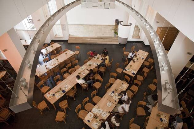 In der ehemaligen evangelischen Kreuzkirche in Köln ist am 7.7.2010 eine Jugendherberge eröffnet worden (Foto vom 13.7.2010 im Speisesaal). Die Pathpoint Cologne -Jugendherberge in der Nähe des Kölner Hauptbahnhofs ist das erste Backpacker Hostel im Deutschen Jugendherbergswerk (DJH) und richtet sich vor allem an junge Rucksacktouristen. DER ABDRUCK DES EPD-FOTOS IST HONORARPFLICHTIG! Jugendherberge in ehemaliger Kölner Kirche 344978 EDITORIAL USE ONLY