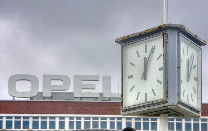 Die Opel-Werksuhr in Bochum zeigt am Mittwoch (4.11.2009) kurz nach 12 Uhr an. Der US-Mutterkonzern General Motors (GM) hatte in der Nacht zum Mittwoch überraschend erklärt, Opel nicht an den österreichisch-kanadischen Autozulieferer Magna und die russische Sberbank verkaufen zu wollen. Stattdessen will der US-Autokonzern Opel behalten und selbst sanieren. Die Zukunft der rund 25.000 Mitarebeiter in den deutschen Werken Bochum, Eisenach, Kaiserslautern und Rüsselsheim ist damit wieder ungewiss.(Siehe epd-Meldungen vom 4.11.2009) DER ABDRUCK DES EPD-FOTOS IST HONORARPFLICHTIG! Opel-Werksuhr in Bochum zeigt kurz nach 12 328499 EDITORIAL USE ONLY