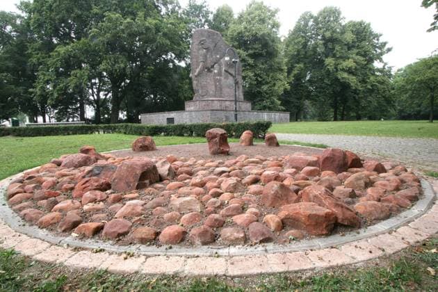 Das Bremer Herero-Mahnmal, das an die Opfer der deutschen Kolonialherrschaft im heutigen Namibia erinnern soll, wird am Dienstag (11.08.09 in der Deetjen-Anlage in der Nähe des Bremer Hauptbahnhofs eingeweiht (Foto vom 11.08.09). Rote Sandsteine vom südwestafrikanischen Waterberg stehen für die Herero und Nama, die 1904 und in den Folgejahren von deutschen Truppen getötet worden waren. (im Hintergrund das Bremer Antikolonialdenkmals , ein backsteinerner Elefant. Er wurde ursprünglich 1932 als Reichskolonialehrendenkmal errichtet und galt der Kolonialbewegung von da an als zentrales deutsches Kolonialdenkmal. Im Jahre 1989 wurde es zu einem Antikolonialdenkmal umgewidmet) Noch vor der offiziellen Einweihung ist ein Streit um das Mahnmal ausgebrochen. Ein Vertreter des Ovaherero-Genozidkomitees kritisierte im Gespräch mit der in der Hauptstadt Windhuk erscheinenden deutschsprachigen 323796 EDITORIAL USE ONLY