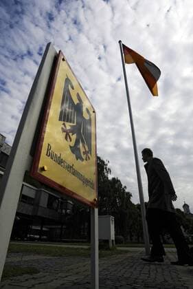 Ein Mann geht am 23.06.2009 in Gelände des Bundesverfassungsgerichtes (BVerfG) in Karlsruhe. 2011 ist das BVerfG in ein anderes Gebäude umgezogen. Das Bundesverfassungsgericht feiert am 28.09.2011 sein 60-jähriges Bestehen. Das Bundesverfassungsgericht wurde am 28. September 1951 offiziell eröffnet. Das höchste deutsche Gericht hat bisher rund 186.000 Entscheidungen getroffen. (Siehe epd-Berichte vom 27. 28.09.2011) DER ABDRUCK DES EPD-FOTOS IST HONORARPFLICHTIG! Bundesverfassungsgericht in Karlsruhe 372229 EDITORIAL USE ONLY