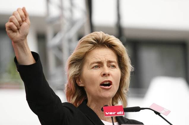 Bundesfamilienministerin Ursula von der Leyen (CDU) spricht am Montag (15.6.2009) in Köln auf der Abschlusskundgebung einer Demonstration von Erzieherinnen. Mehrere tausend Kita-Erzieherinnen und Sozialarbeiter demonstrierten am Montag für eine bessere Bezahlung und mehr Gesundheitsschutz. Zu der Großkundgebung hat die Gewerkschaft ver.di aufgerufen. Arbeitgeber und Gewerkschaften wollen am Montagabend in Fulda weiter über die Arbeitsbedingungen für die rund 220.000 Erzieherinnen und Sozialarbeiter bei Städten und Gemeinden verhandeln. (Siehe epd-Meldungen vom 15.6.2009) DER ABDRUCK DES EPD-FOTOS IST HONORARPFLICHTIG! Tausende Erzieherinnen demonstrieren in Köln 320401 EDITORIAL USE ONLY