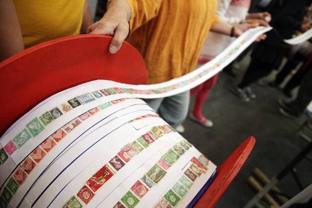 Das längste mit Briefmarken beklebte Band konnten Mitarbeiter der Briefmarkenstelle in den v. Bodelschwinghschen Stiftungen Bethel (Bielefeld) am 04.05.2013 beim evangelischen Kirchentag in Hamburg präsentieren: 427,20 Meter sind Weltrekord. Am Dienstag (18. Juni) feiert die wohl älteste bundesweite Einrichtung dieser Art ihr 125-jähriges Bestehen. Fast 30 Tonnen Briefmarken werden hier jedes Jahr aufbereitet. Das entspricht knapp 120 Millionen Marken. Jeden Tag kommen rund 400 Briefe, Pakete und Päckchen mit Briefmarken in Bethel an. In der Briefmarkenstelle werden sie abgelöst, sortiert und einzeln oder in 270-Gramm-Beuteln an Briefmarkenliebhaber verkauft. Die Marken kommen aus aller Welt. (Siehe epd-Bericht vom 16.06.2013) 125 Jahre Briefmarkenstelle Bethel epd EDITORIAL USE ONLY
