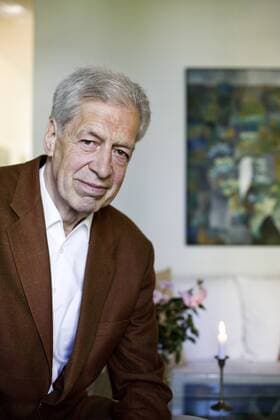 Bremens Alt-Bürgermeister Henning Scherf am 20.04.2009 in seiner Wohnung in Bremen. Henning Scherf besucht den kommenden Kirchentag in der Hansestadt nicht nur, er gestaltet ihn mit. Die Großveranstaltung vom 20. bis 24. Mai werbe für die Region und sei eine Chance, die so schnell nicht wieder kommt , schwärmt Scherf, der ausdauernd und zeitweise im Alleingang den Kirchentag nach Bremen geholt hat. Als Regierungschef des kleinsten Bundeslandes schlug der SPD-Politiker vor zwölf Jahren den ersten Funken. Die Bremer, so war und ist seine Überzeugung, sind wunderbare Gastgeber . Seine Begeisterung auch als Mitglied des Kirchentags-Präsidiums für die vor 60 Jahren begründete Bewegung zog Kreise. Auch andere fingen Feuer. So wurde Scherf zum Vater des Bremer Kirchentages. (Siehe epd-Bericht vom 22.04.09) DER ABDRUCK DES EPD-FOTOS IST HONORARPFLICHTIG! Bremens Alt-Bürgermeister Henning Scher 315629 EDITORIAL USE ONLY