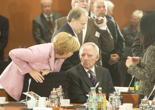Beim dritten Integrationsgipfel der Bundesregierung soll am Donnerstag (06.11.08) eine erste Bilanz des Nationalen Integrationsplans gezogen werden. (Foto: Bundeskanzlerin Angela Merkel und Bundesinnenminister wolfgang Schäuble) Bund, Länder, Kommunen sowie Migrantenvertreter, Verbände und Kirchen wollen über die Umsetzung ihrer Selbstverpflichtungen diskutieren, die sie im Integrationsplan vor gut einem Jahr eingegangen waren. Den Fortschrittsbericht zum Integrationsplan hatte das Kabinett bereits am Mittwoch verabschiedet. Bundeskanzlerin Angela Merkel (CDU) wird an dem Gipfel im Kanzleramt teilnehmen. (Siehe epd-Bericht vom 06.11.08) DER ABDRUCK DES EPD-FOTOS IST HONORARPFLICHTIG! Dritter Integrationsgipfel der Bundesregierung 276178 EDITORIAL USE ONLY