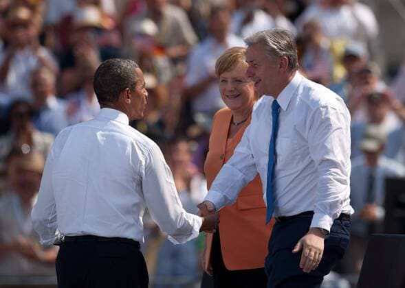 Nach der Rede: US-Präsident Barack OBAMA bei Bundeskanzlerin Angela MERKEL und Buergermeister von Berlin Klaus WOWEREIT Rede des US-Präsidenten auf dem Pariser Platz vor dem Brandenburger Tor am 19.06.2013. Staatsbesuch des Präsidenten der Vereinigten Staaten von Amerika in Berlin, Deutschland, 2013.