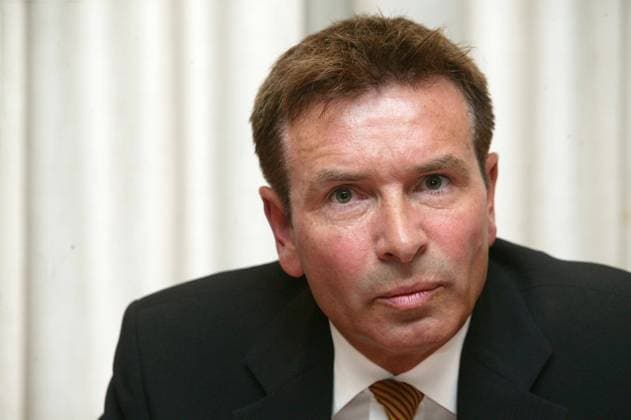 Der ehemalige Hamburger Justizsenator Roger Kusch bei einer Pressekonferenz am 30.06.2008 in Hamburg. Kusch präsentierte einen Videomitschnitt von Gesprächen mit der 79-jährigen Würzburgerin Bettina Sch., in denen sie die Angst vor einem Leben im Pflegeheim als Grund für ihren Suizid angibt. Kusch hat die alte Frau in ihren Suizid begleitet. Politiker und Kirchenvertreter kritisierten Kuschs Vorgehen scharf. Die Staatsanwaltschaft Hamburg leitete ein Vorermittlungsverfahren ein. (Siehe epd-Meldung vom 30.06.08) DER ABDRUCK DES EPD-FOTOS IST HONORARPFLICHTIG! Hamburgs Ex-Senator Kusch begleitet Suizid einer 79-Jährigen 258849 EDITORIAL USE ONLY