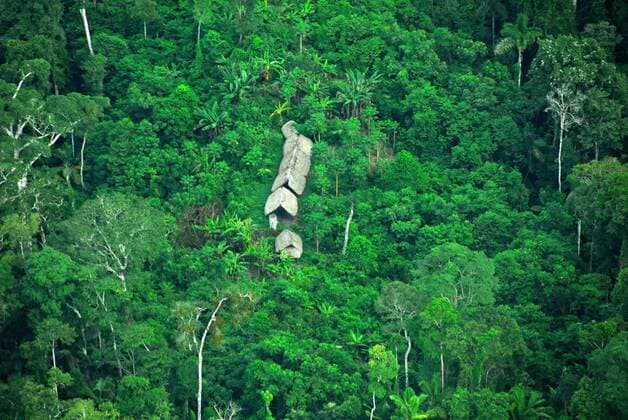 IMAGO Nature: Unsere Erde, Naturschutz, Indigene Völker Die Hütten der Peruaner am Xinane-Bach im brasilianischen Bundesstaat Acre an der Grenze zu Peru an einer frischen Lichtung am 30.4.2008. Die Bilder von einem isoliert lebenden Indianervolk im brasilianischen Amazonas-Regenwald erregten weltweites Aufsehen. Nun hat ein Artikel in der jüngsten Ausgabe der britischen Sonntagszeitung The Observer eine Kontroverse über die Folgen der Berichterstattung für die Ureinwohner ausgelöst. Der Observer wirft José Carlos Meirelles von der brasilianischen Indianerbehörde Funai vor, er habe bei der Veröffentlichung der Fotos verschwiegen, dass es sich bei den Ureinwohnern gar nicht um einen unentdeckten Stamm handelt. Mit den Bildern von den rotbemalten Kriegern, die mit Pfeil und Bogen auf die Cessna der Indianerschützer zielten, habe er die Betroffenen für sein politisches Anliegen missbraucht: Die Enthüllung, dass die Existenz des Stammes b 258662 EDITORIAL USE ONLY