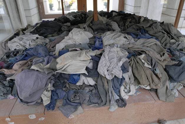 Kleidungsstücke von Ermordeten in der Gedenkstätte Choeung Ek südlich von Phnom Penh (Kambodscha) am 29.3.2008. Der ehemalige Ort von Massenhinrichtungen erinnert heute an den Völkermord des Pol Pot-Regimes. Dem Terror-Regime der Roten Khmer sind zwischen 1975 und 1979 rund zwei Millionen Menschen zum Opfer gefallen. DER ABDRUCK DES EPD-FOTOS IST HONORARPFLICHTIG! Gedenkstätte Choeung Ek bei Phnom Penh (Kambodscha) 258037 EDITORIAL USE ONLY