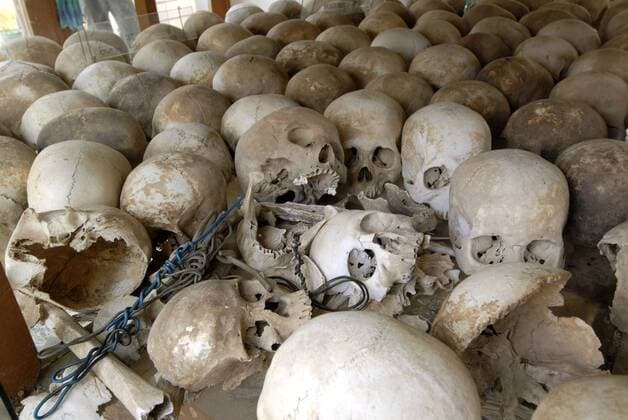 Totenschädel in der Gedenkstätte Choeung Ek südlich von Phnom Penh (Kambodscha) am 29.3.2008. Der ehemalige Ort von Massenhinrichtungen erinnert heute an den Völkermord des Pol Pot-Regimes. Dem Terror-Regime der Roten Khmer sind zwischen 1975 und 1979 rund zwei Millionen Menschen zum Opfer gefallen. DER ABDRUCK DES EPD-FOTOS IST HONORARPFLICHTIG! Gedenkstätte Choeung Ek bei Phnom Penh (Kambodscha) 258546 EDITORIAL USE ONLY