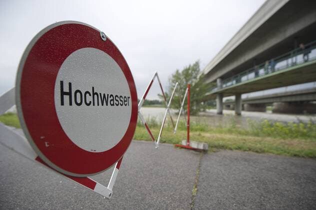 Hochwasser in Wien, Neue Donau-U6 Station - Flood in Vienna, New Danube-U6  1057301224