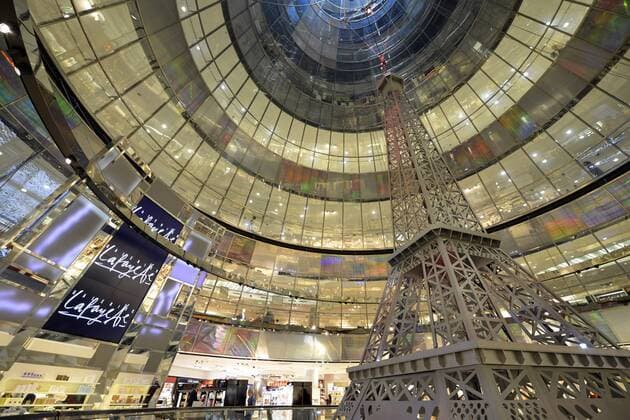Architektur von Jean Nouvel Innenaufnahme Quartier Q207, Warenhaus Galeries Lafayette mit Nachbildung vom Eiffelturm, Architekt Jean Nouvel, Friedrichstadt-Passagen, Friedrichstadt, Berlin, Berlin, Deutschland, Europa iblimw03399000.jpg