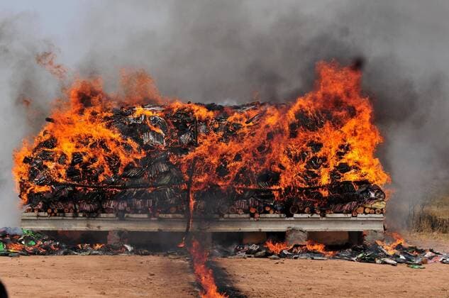 (130626) -- ISLAMABAD, June 26, 2013 (Xinhua) -- The blaze is seen during a drug destruction ceremony on the outskirts of Islamabad, capital of Pakistan, June 26, 2013. About 121 tons of drugs including heroin, hashish, opium and morphine were burnt during a drug destruction ceremony here on Wednesday. (Xinhua Ahmad Kamal) (jl) PAKISTAN-ISLAMABAD-DRUGS-DESTRUCTION 