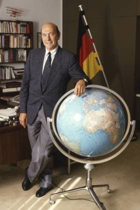 Manfred WOERNER, Wörner, Politiker, CDU, Bundesverteidigungsminister, steht an einem Globus in seinem Buero, Portraet, Porträt, Portrait, angeschnittenes Einzelbild, Einzelmotiv, 15.09.1987.