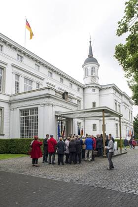 Besucher vor der Villa Hammerschmidt am Tag der offenen Tür in der Villa Hammerschmidt und dem Palais Schaumburg. Bonn, 29.06.2013 Foto:xJ.xZumbuschx xFuturexImage