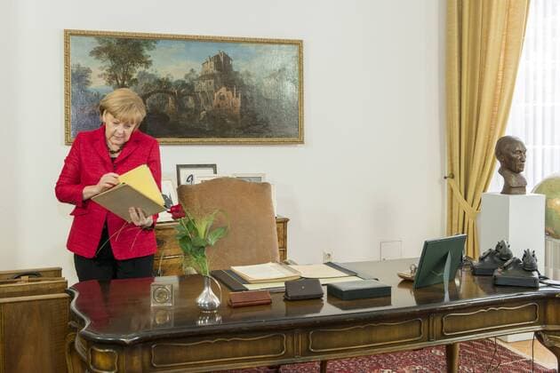 Angela Merkel im Konrad Adenauer Arbeitszimmer im Palais Schaumburg am Tag der offenen Tür in der Villa Hammerschmidt und dem Palais Schaumburg. Bonn, 29.06.2013 Foto:xJ.xZumbuschx xFuturexImage