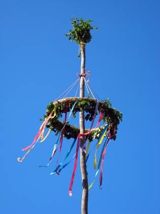Maifest mit Maibaum, Deutschland, Nordrhein-Westfalen, Ruhrgebiet, Wetter an der Ruhr may festival with maypole, Germany, North Rhine-Westphalia, Ruhr Area, Wetter Ruhr BLWS088165