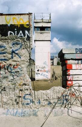Wachtturm an der Berliner Mauer, April 1990. Berliner Mauer 1990