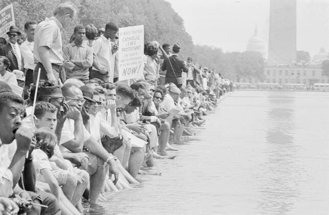 IMAGO History, U.S. Bürgerrechtsbewegung: 1954-1968 28 August 1963 Dipping their feet in the famous reflecting pool which lies between the Lincoln Memorial and the Washington Monument Over 200.000 civil rights demonstrators marched into the heart of Washington DC by the Lincoln Memorial where Martin Luther King addressed the crowd with his historic I Have A Dream speech. Â UnitedArchives00115303 