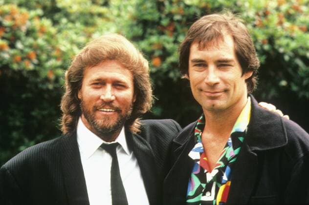 Timothy Dalton : born 21 March 1946 , English actor of film , television and theatre , seen here with Barry Gibb from the Bee Gees, Fernsehen, Fernsehshow, Fernsehstar, Fernseher, 1980er, 80er Jahre UnitedArchives00116226 