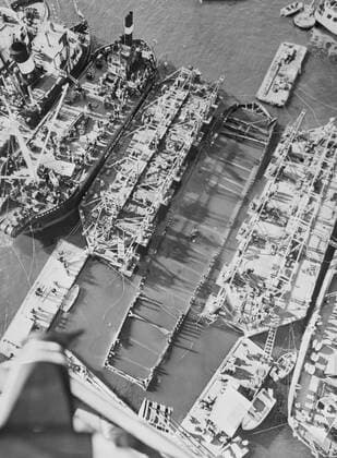 General view of the salvage operations in progress just outside Stockholm harbour as the 17th century ship Vasa came into view after years of work 26 April 1961 UnitedArchives00121806 