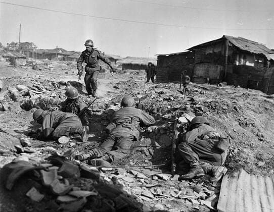 Foot Race With Death In War Seared Korea Literally running among the bullets an Allied infantry man , dashed to join his combat team mates in the scant cover afforded by the rubble of a tiny Korean town , as their party is pinned down by small-arms fire . Another soldier pauses at the corner of an abandoned building before risking the gauntlet of Red lead . United Nations troops have been hard pressed by superior Chinese forces , who have suffered heavy losses , but failed to trap the allied troops . 27th April 1951, Vereinte Nationen, UN UnitedArchives00122169 