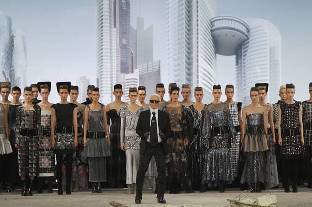 (130702) -- PARIS, July 2, 2013 (Xinhua) -- German designer Karl Lagerfeld (front) appears at the end of his Haute Couture Fall Winter 2013 2014 fashion show for French fashion house Chanel in Paris, France, July 2, 2013. (Xinhua Gao Jing) FRANCE-PARIS-FASHION-HAUTE COUTURE-CHANEL 