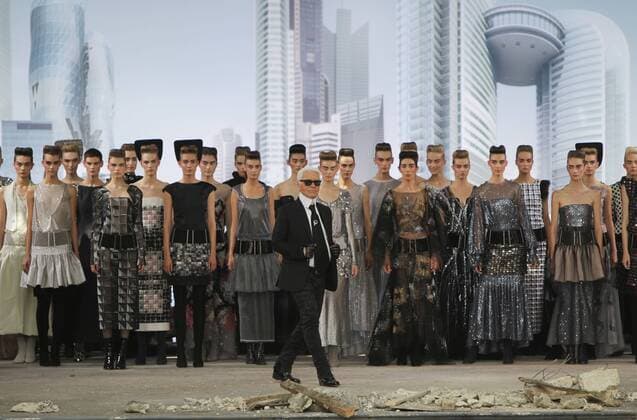 (130702) -- PARIS, July 2, 2013 (Xinhua) -- German designer Karl Lagerfeld (front) appears at the end of his Haute Couture Fall Winter 2013 2014 fashion show for French fashion house Chanel in Paris, France, July 2, 2013. (Xinhua Gao Jing) FRANCE-PARIS-FASHION-HAUTE COUTURE-CHANEL 