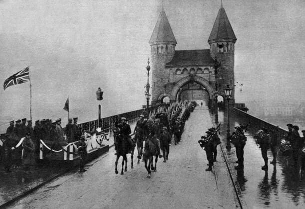 First World War The Canadians cross the bridge at Bonn , Germany 11 November 1918 UnitedArchives00127333 