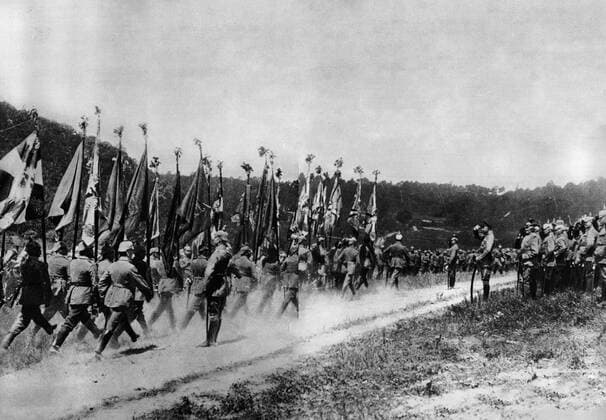 Crown Prince of Germany reviewing troops near Verdun , France UnitedArchives00127384 
