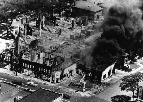 IMAGO History, U.S. Bürgerrechtsbewegung: 1954-1968 Racial War Rages - Detroit , Michigan , USA : The gutted remains of buildings graphically testifies to the presence of racial war in the United States fifth largest city . After four nights of violence the end was not in sight yesterday , and all indications were that the Detroit insurrection would surpass , Watts , California , as the worst racial riot in the history of America 27 July 1967, Tankstelle, tanken, Benzin, Treibstoff, Diesel, Zapfsäule, Benzinpreis, Auto UnitedArchives00130684 