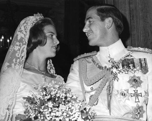 Newly-married King Constantine of the Hellenes and his bride the former Princess Anne-Marie of Denmark , exchange fond glances as they posed for cameramen at the Royal Palace , Athens 18th September 1964, Dänemark, Konstantin, Athen UnitedArchives00131931 
