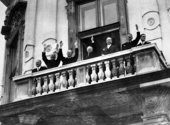 Waving to the Viennese crowds from the balcony of the Belvedere Palace after the signing of the Austrian State Treaty are ( right to left ) Austrian Chancellor Julius Raab , American Secretary of State John Foster Dulles , British Foreign Secretary harold Macmillian , Soviet Foreign Minister Molotov , French Foreign Minister Pinay , Austrian Foreign Minister Figil and French Charge D Affaires Lalouette . 15 May 1955 UnitedArchives00145711 