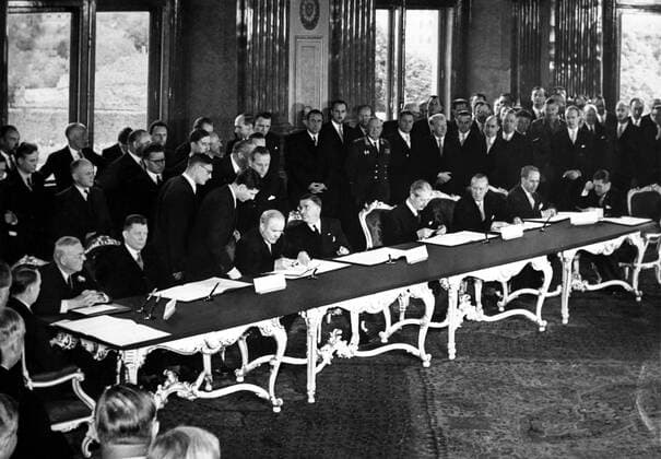 The signing of the Austrian State Treaty at the Belvedere Palace by ( left to right ) Mr . Llewellyn E . Thompson , the United States Ambassador to Austria ; American Secretary of State John Foster Dulles ; I . I . Ilyichev , Soviet Ambassador to Austria ; Soviet Foreign Minister Molotov ; Austrian Foreign Minister Herr Leopold Figil ; British Foreign Secretary Harold Macmillian ; Sir Geoffrey Wallinger , British Ambassador to Austria ; French Foreign Minister Pinay , and French Charge D Affaires Lalouette . 15 May 1955, Österreich UnitedArchives00145712 
