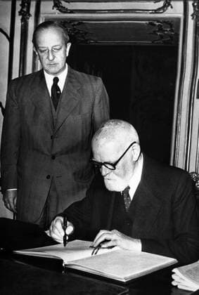 The president of Austria , Theodor Koerner , signs the Austrian State Treaty at the Bundesrat , the upper house of the Austrian Parliament , which completed the ratification of the treaty . Watching the president is the chief of the president s office , Alexander Toldt . 10 June 1955, Österreich UnitedArchives00145714 