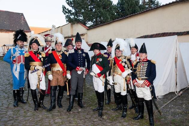 Leipzig, 2013. Gefechtsdarstellung, Völkerschlacht bei Leipzig von 1813. , Alljährlich treffen sich Darsteller in historischen Uniformen aus aller Herren Länder bei Leipzig, um Kampfszenen der Schlacht nachzustellen und so den Opfern zu gedenken. Dieses Jahr, zum 200. Jahrestag der Völkerschlacht, werden über 6000 uniformierte Akteure erwartet. Im