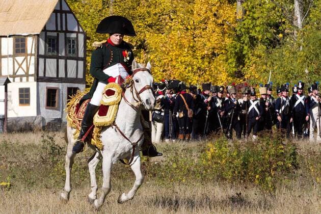 Leipzig, 2013. Gefechtsdarstellung, Völkerschlacht bei Leipzig von 1813. , Alljährlich treffen sich Darsteller in historischen Uniformen aus aller Herren Länder bei Leipzig, um Kampfszenen der Schlacht nachzustellen und so den Opfern zu gedenken. Dieses Jahr, zum 200. Jahrestag der Völkerschlacht, werden über 6000 uniformierte Akteure erwartet. Im