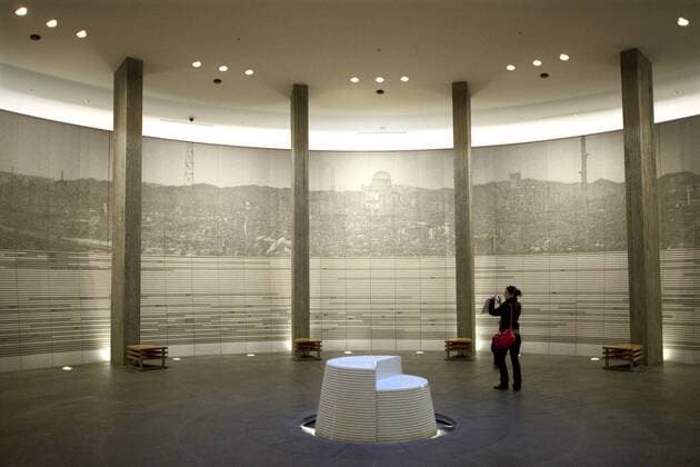 Hiroshima, Japan JPN, Japan, Honshu, Hiroshima, 28.03.2013 Besucher in der Halle Atomic Bomb Victims Hall in Gedenken fuer die Opfer des amerikanischen Atombombenabwurf am 6. August 1945 in Hiroshima. Japan, japanisch, asiatisch, Ferner Osten, Fernost, Asien, Ostasien, Architektur, Staedtebau, Stadt, Stadtansicht, Reise, Reiseziel, Urlaub, Tourismus, Sehenswuerdigkeit, Wahrzeichen, 2013, atomar, Atombombe, Atombombenabwurf, Krieg, Frieden, Zerstoerung, Denkmal, Gedenken, Geschichte, Symbol, II. Zweiter Weltkrieg, Andenken. Atomic Bomb Victims Hall for the atomic bomb victims of August 6 1945 in Hiroshima. Several sites in Hiroshima commemorating the 1945 atomic blast by american forces. Japan, Asia, symbolic image, travel, tourism, history, museum, Memorial, symbol of destruction of war, atomic bomb drop, second World War, Atomic Bomb Museum