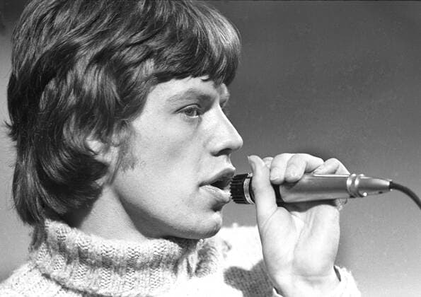Rock n Roller - Mick Jagger of the Rolling Stones sings out on the television show , Ready Steady Go . 1965, Fernsehen, Fernsehshow, Fernsehstar, Fernseher, 1960er, 60er Jahre UnitedArchives00152715 