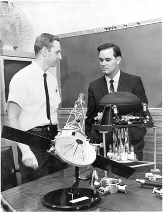 MARINER COMMUNICATORS FRED BARNES AND TOM BILBO AT CAIFORNIA INSTITUTE OF TECHNOLOGY MONITORING FLIGHT OF MARINER 2 AS IT VOYAGES TOWARDS PLANET VENUS 1964 UnitedArchives00169533 