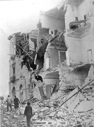 A house in Messina severely damaged by the earthquake on 28th December 1908 UnitedArchives00169621 