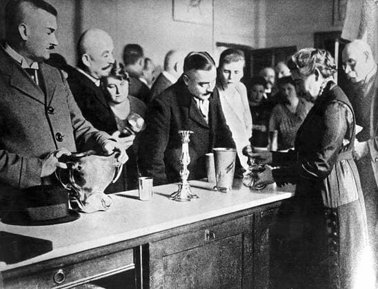 German inflation BTW. Selling heirlooms to the pawnshop UnitedArchives00181095 