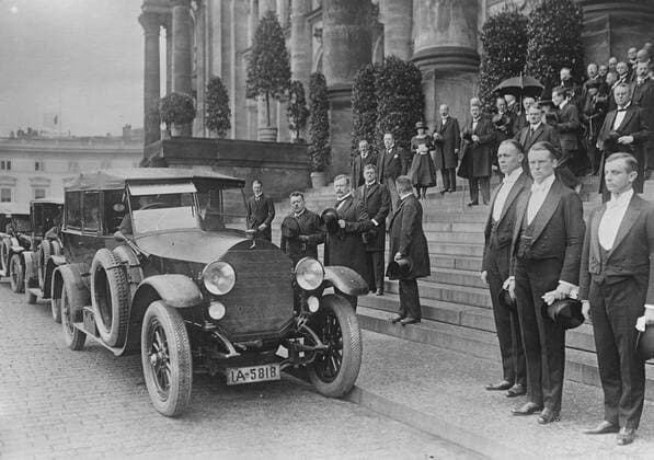 Solemn Reichstag ceremony in honour of Germany s murdered foreign minister Walther Rathenau President Ebert , Chancellor Wirth and the heads of the Government after the ceremony in the Reichstag . 1 June 1922 UnitedArchives00214657 