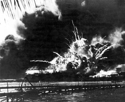 IMAGO History, Zweiter Weltkrieg: 1939 - 1945 USS Shaw exploded during the Japanese raid of Pearl Harbour 7th December 1941, Vereinigte Staaten von Amerika, USA, 2., II., Weltkrieg, Krieg UnitedArchives00223652 