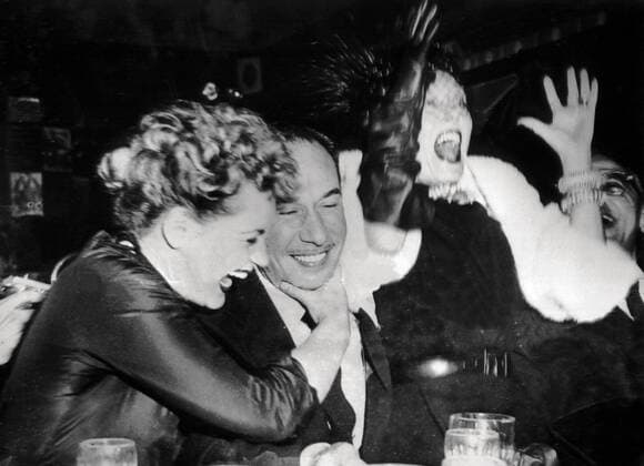 OSCARS. Beste Hauptdarstellerin. Preisträgerinnen 1951-1960 23rd Academy Awards Best actress Oscar winner Judy Holliday ( left) hugs best actor winner Jose Ferrer for his role in Cyrano de Bergerac as Gloria Swanson, a leading contender herself is carried away by joy over Ferrer s success. 1st April 1951 UnitedArchives00231138 