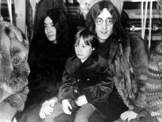 John Lennon with Yoko Ono and his son Julian Lennon 1968 UnitedArchives00309929 