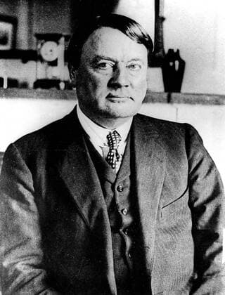 Alfred Harmsworth Lord Northcliffe (1865-1922) journalist - founder of the Daily Mail in 1898 then the Times in 1908 UnitedArchives00316529 