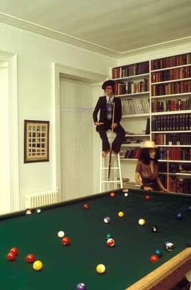 John Lennon and Yoko Ono at Tittenhurst Park., Bibliothek, Bücher, Bücherregal UnitedArchives00337877 