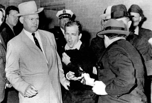 IMAGO History, Ermordung von US-Präsident John F. Kennedy in Dallas, 1963 Lee Harvey Oswald - This photo shows the death of alleged assassin Lee Harvey Oswald, at the hands of Dallas nightclub owner Jack Ruby. - 25th November 1963 UnitedArchives00359863 