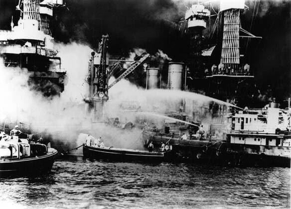 IMAGO History, Zweiter Weltkrieg: 1939 - 1945 A picture taken at the time of the air attacks on Pearl Harbour battleships . In this picture , disregarding the dangerous possibilities of explosions US sailors man their boats at the side of the burning battleship USS West Virginia , to fight the flames started by Japanese torpedoes and bombs . 8 December 1941, Vereinigte Staaten von Amerika, USA, 2., II., Weltkrieg, Krieg UnitedArchives00382532 